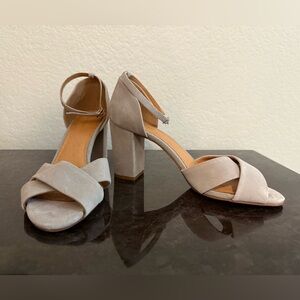 EUC Halogen Women’s Gray Suede Block Heels Sandals Sz. 8.5